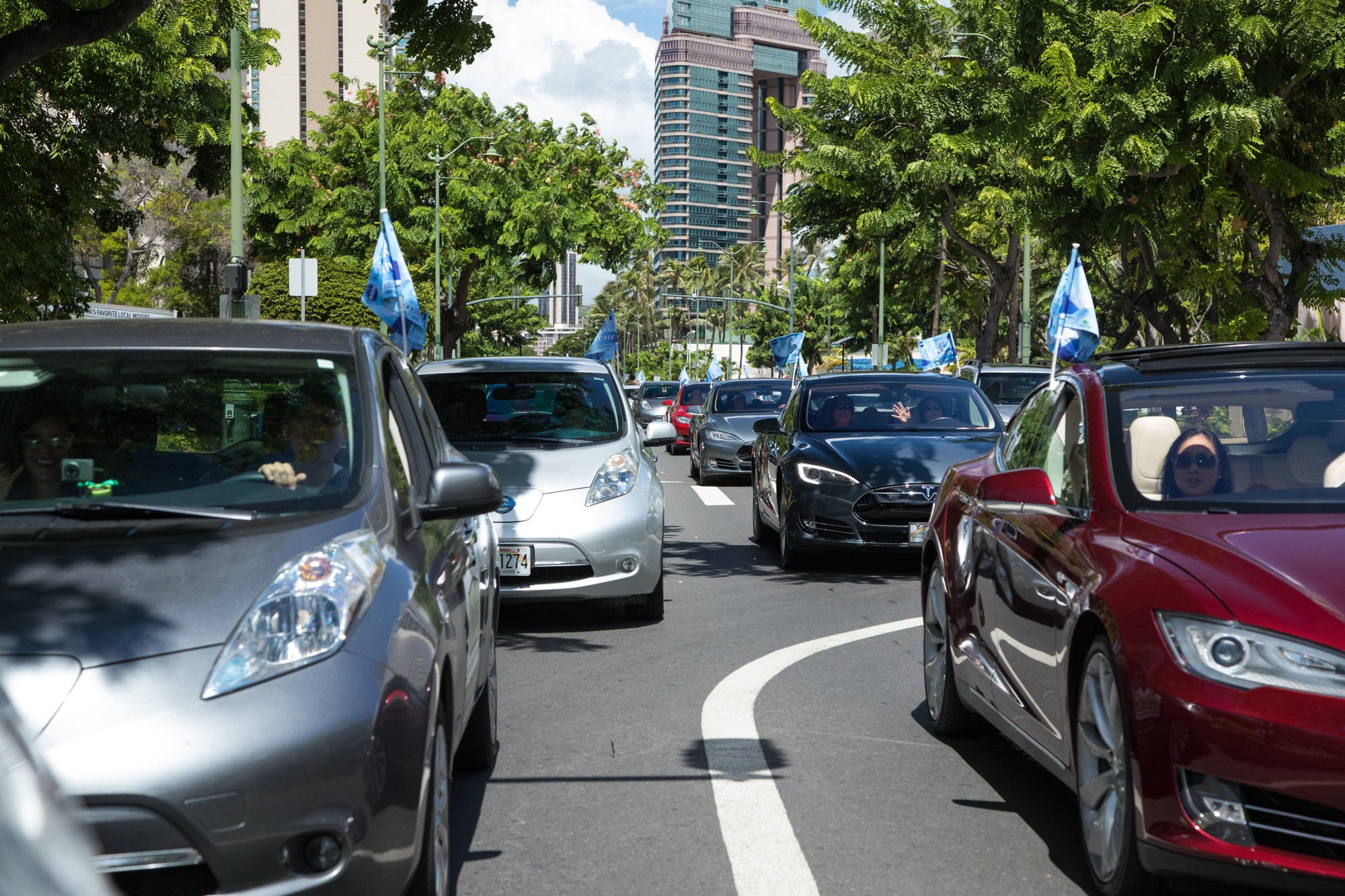 a photo from the Second Annual Electric Island Drive and EV Fair in Honolulu, HI, organized by the Sustainable Transportation Coalition of Hawaii and held on September 17, 2017. There were 90 EVs in the caravan-style drive, and approximately 250 people at the fair. Photo by Shem Lawlor, Hawaii Clean Cities Coalition Coordinator.